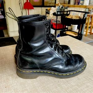 Dr Martens black boot 8 eyelets